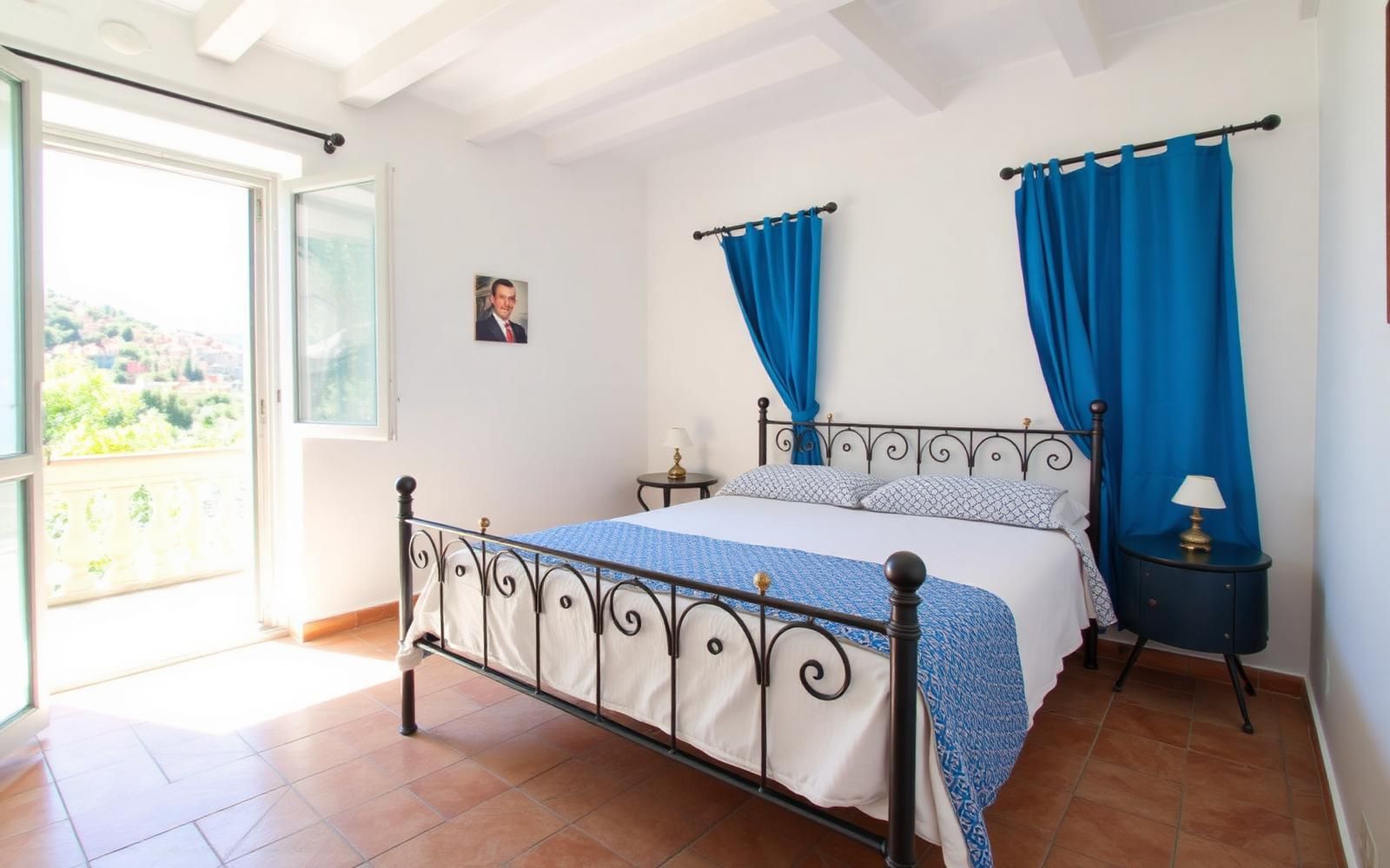 Camera del B&B La Tonnara con letto in ferro battuto e vista sul paese di Favignana