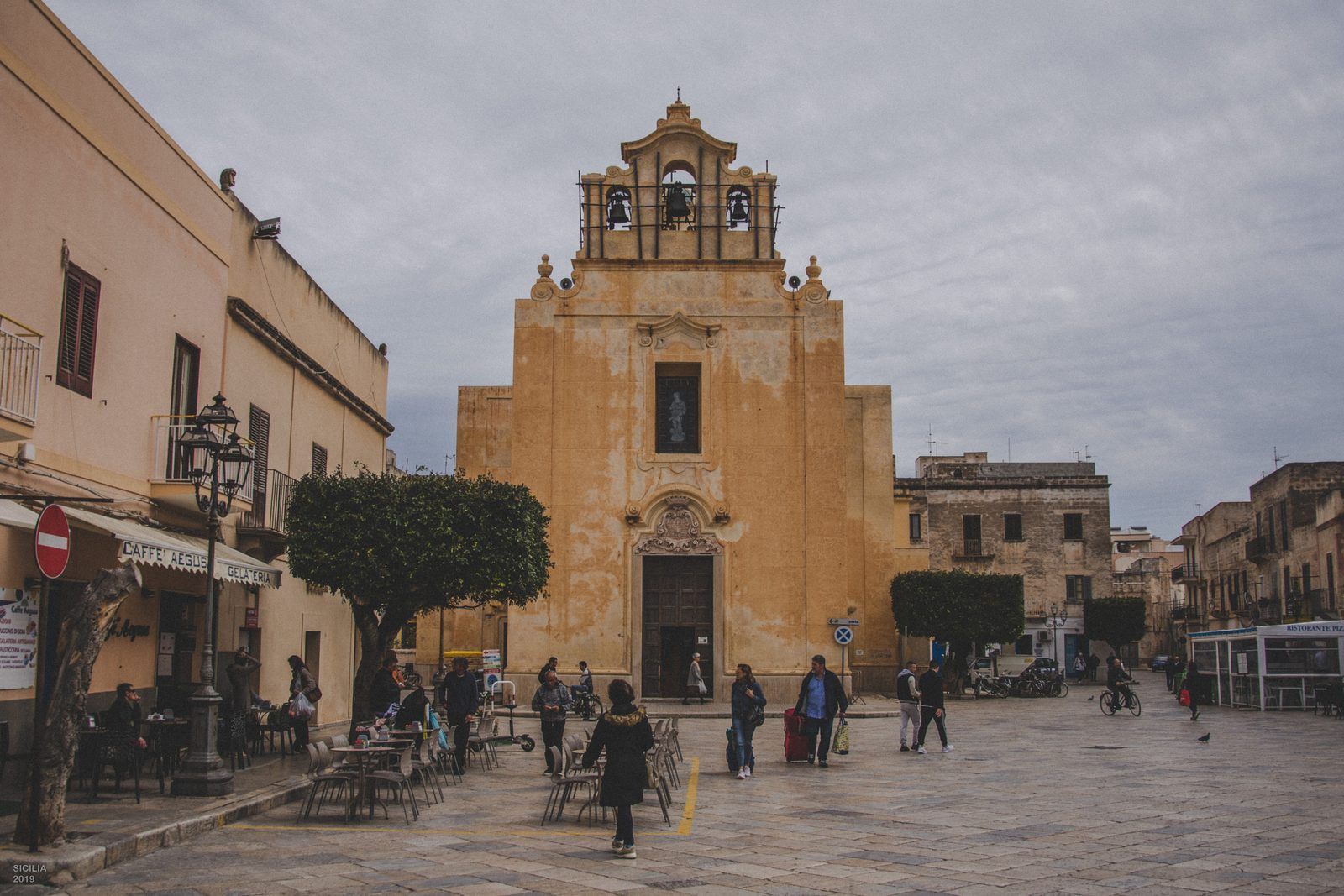 Piazza Madrice a Favignana al tramonto